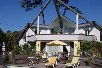 Image de Au bord de l'océan, appartement, plain pied, dans villa, quartier résidentiel.