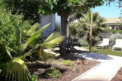 Image de T2 rez de jardin dans villa. Piscine. 500 m. de la mer. 30 mn à pied de Sanary