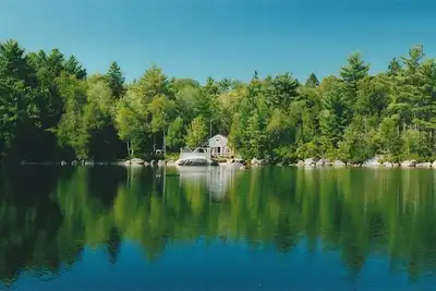 Image de Private Cottage On The Lake