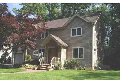Image de Une maison spécieuse près des parcs