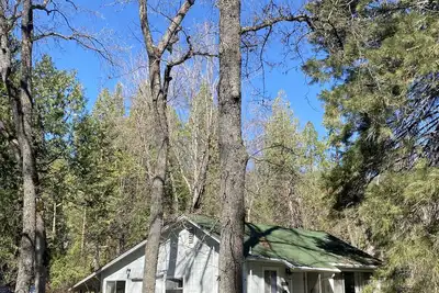 Image de Bearfoot Cabin par le ruisseau près de Yosemite