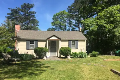 Image de Coquette chalet Cape Cod surplombant et avec plage privée sur l'étang Jenkins.