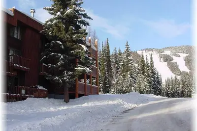 Image de Ce condo ski in / ski out est parfait pour des vacances en famille.