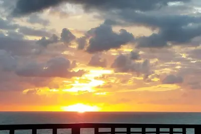 Image de Énorme balcon enveloppant offrant une vue imprenable sur l'océan!