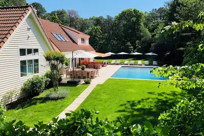Image de Hamptons Home, entièrement rénové à l'intérieur et à l'extérieur, près de la plage et de la ville