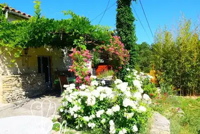 Image de Maison pour famille, Lubéron, avec terrasse, piscine grands espaces calmes 1ha