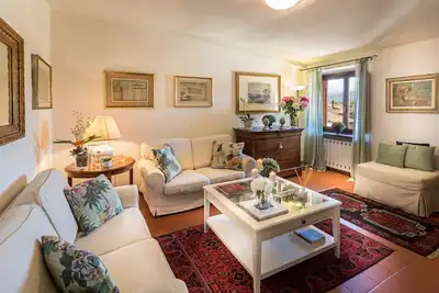 Central large apartment inside the walls of Lucca with elevator and WiFi