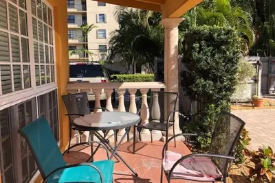 Image de Prix réduit à l'automne - Incroyable 1 chambre, demi-pâté de maisons de la plage