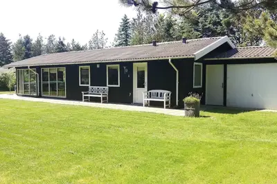 Image de Une maison en bois sur la magnifique côte ouest avec les belles plages de largeur.