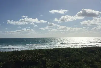 Image de Un condo en bord de mer sur la côte du trésor