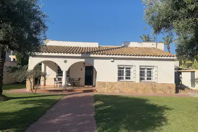 Image de Villa près de la mer (moins de 200 mètres) avec piscine privée.