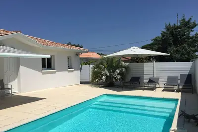 Image de Au bord du bassin d'Arcachon, villa récente avec piscine et jardin
