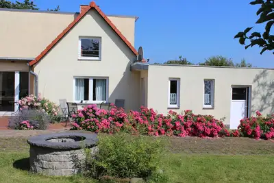 Image de Petit chalet isolé sur une grande prairie et verger terres