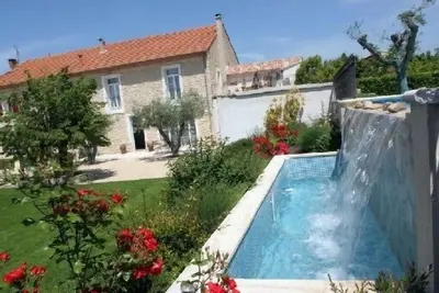 Image de Gite de charme avec piscine a debordement dans mas provencal