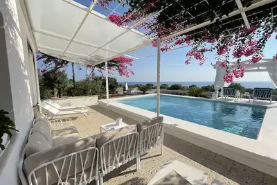 Image de Villa Front de Mer avec Piscine Privée - Wi-Fi Gratuit