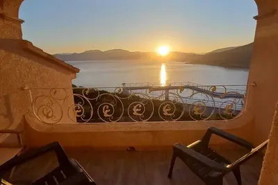 Image de Villa avec vue mer imprenable, 4 chambres, à 6 minutes de la plage à pied.