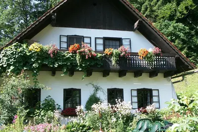 Image de Maison de campagne aménagée avec beaucoup de style dans vallée idyllique