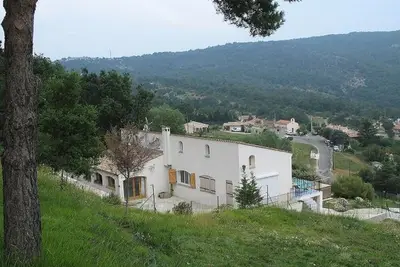 Image de Spacieuse maison de montagne entre Cannes et les Gorges du Verdon, aperçue mer.