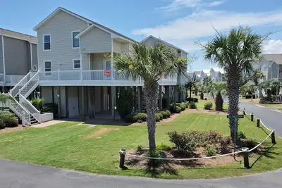 Image de Maison familiale de 5 Br Island Park sur un grand terrain d'angle