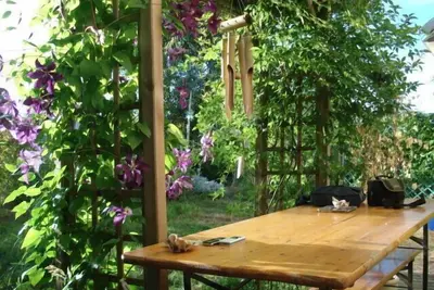 Image de Maison avec jardin clos dans un environnement zen