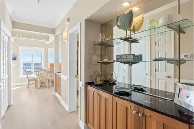 Image de 4br \/ 4ba 2e rangée! Vue complète sur l'océan depuis la villa au dernier étage, à quelques pas de la plage et de la piscine