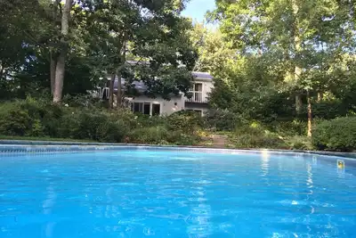 Image de Jardin de paradis isolé avec piscine chauffée et spa