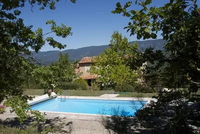 Image de Bastide provençal, vue exceptionnelle avec pisine