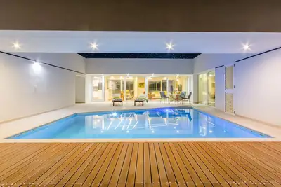 Image de Villa conçue avec piscine extérieure