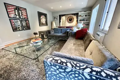 Image de Huge Hollywood Hills 1400 pieds carrés 2 + 1 vues, par le Hollywood Bowl!