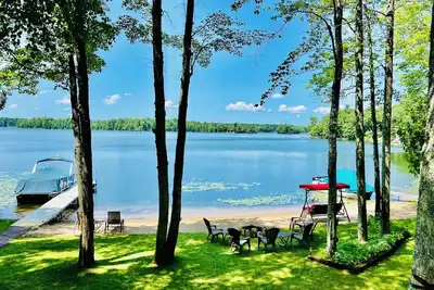 Image de Beau lac de retraite quelques minutes à Traverse City. Également réserver pour 2020