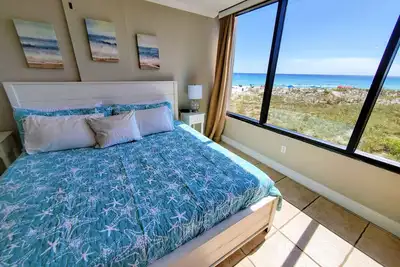 Image de Magnifique Golfe-Front 2 Br / 2 Ba-1er étage - Animaux acceptés - Prime Semaines Disponible!