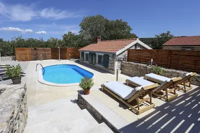 Image de 2 maisons en pierre avec piscine - endroit calme