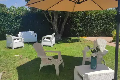 Maison sur 2 niveaux avec jardin et dépendance