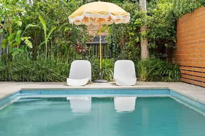 Image de Abaca Family Beach House avec piscine, proche de la ville, des plages et de TopShop.