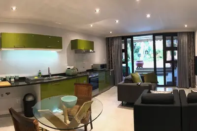 Image de Appartement Exécutif de Luxe Surplombant la Belle Piscine et le Jardin