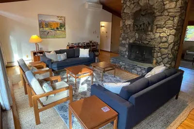 Image de Maison spacieuse, 9br / 5ba, piscine, Ă pied de la plage et de la ville.