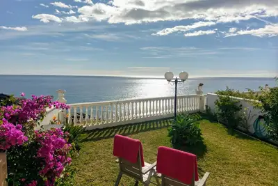Image de Appartement de jardin avec vue imprenable sur la mer de 50 mètres de la plage