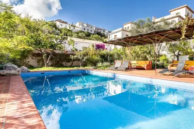 Image de Grande piscine privée, 7 chambres spacieuses, 5 Salle de bain (4 en-suite) Trois Terrasses