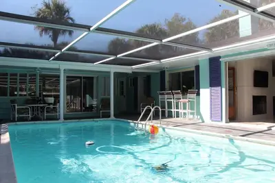 Image de Maison tropicale avec piscine chauffée près des plages