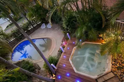 Image de Piscine privée et spa chauffé, court de tennis commun, à 10 minutes à pied des magasins \/ cafés