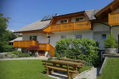 Image de Les appartements Kristan sont situés à Bled, au bord de la belle prairie fro