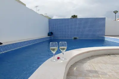 Villa moderne avec piscine privée et air conditionné, facile à pied de la plage et de la ville