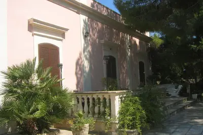 Image de Ancienne villa avec piscine