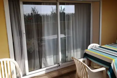 Image de Appartement au rez de chaussée de villa, front de mer, bord de plage.
