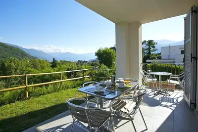 Image de appartement meublé avec goût dans une petite résidence dans un endroit ensoleillé