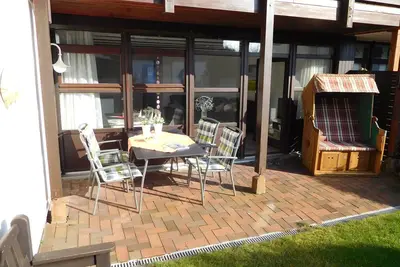 Image de Appartement au rez-de-chaussée ensoleillé et moderne avec un jardin sud protégé, WiFi gratuit<br><br>