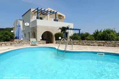 Image de Villa Adelphi près de Kalives. 2 chambres, piscine privée, vue et toutes commodités.
