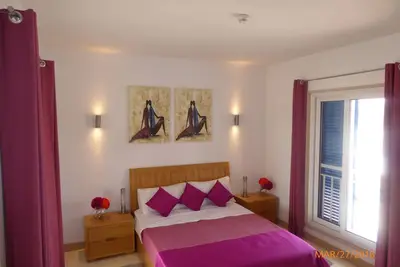 Image de Appartement moderne et spacieux avec deux chambres à coucher.