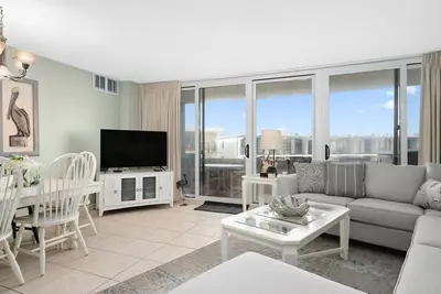 Image de Condo 2 Br 2 Ba Ocean Front avec une piscine!