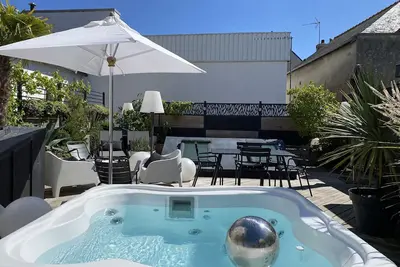 Image de Bel Appartement T3 120 m2 + terrasse de 80m2 Jacuzzi place de parking sécurisé